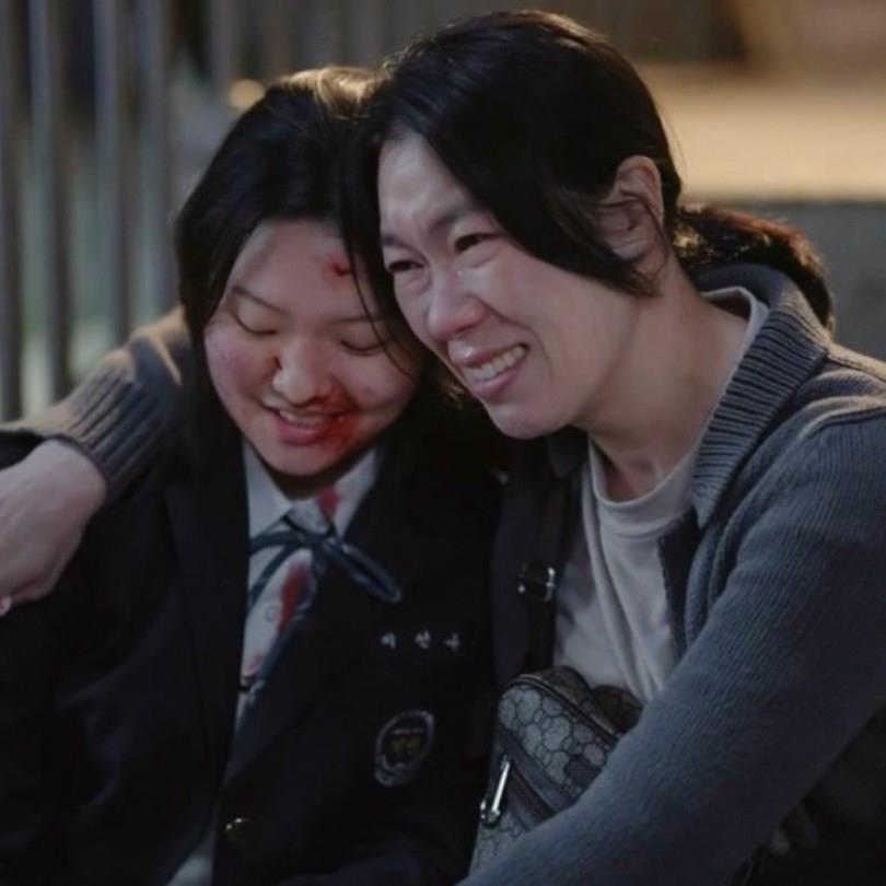 韩国网友直指《黑暗荣耀 2》里的 3 个母亲:让人鸡皮疙瘩、头皮发麻! 内容图2 女神网-大潮社TV实时追踪属于女人新资讯的综合网站! 韩国网友直指《黑暗荣耀 2》里的 3 个母亲:让人鸡皮疙瘩、头皮发麻! 愈心灵 图2张