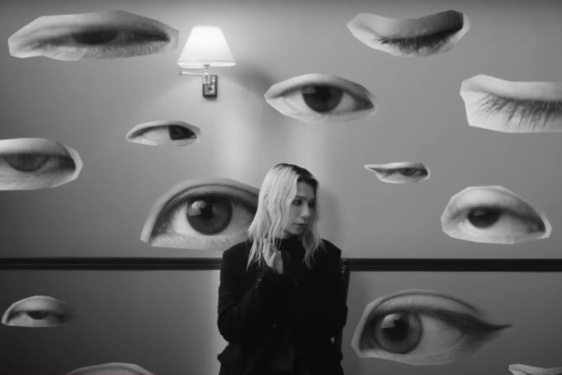 Tizzy Bac《冬日花朵》:独自哀悼,缓慢且温柔地为“迟来的刺痛”送行 内容图2 女神网-大潮社TV实时追踪属于女人新资讯的综合网站! Tizzy Bac《冬日花朵》:独自哀悼,缓慢且温柔地为“迟来的刺痛”送行 愈心灵 图2张