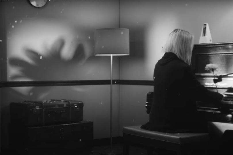 Tizzy Bac《冬日花朵》:独自哀悼,缓慢且温柔地为“迟来的刺痛”送行 内容图1 女神网-大潮社TV实时追踪属于女人新资讯的综合网站! Tizzy Bac《冬日花朵》:独自哀悼,缓慢且温柔地为“迟来的刺痛”送行 愈心灵 图1张