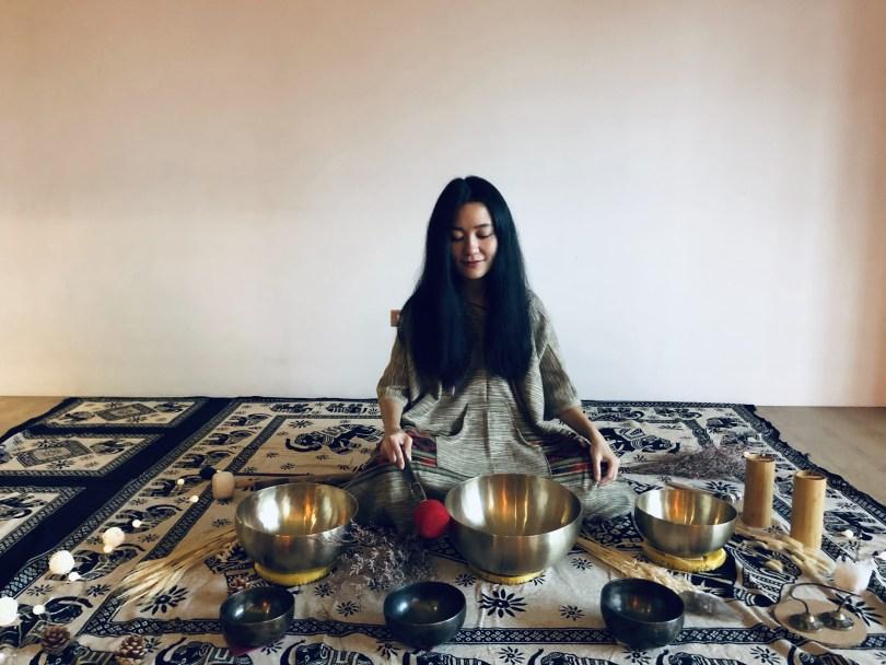 【Healing】所有疗愈都来自你的身体!颂钵音疗师 Ashley:“相信内在力量,答案往往就在我们心里。” 内容图2 女神网-大潮社TV实时追踪属于女人新资讯的综合网站! 【Healing】所有疗愈都来自你的身体!颂钵音疗师 Ashley:“相信内在力量,答案往往就在我们心里。” 愈心灵 图2张