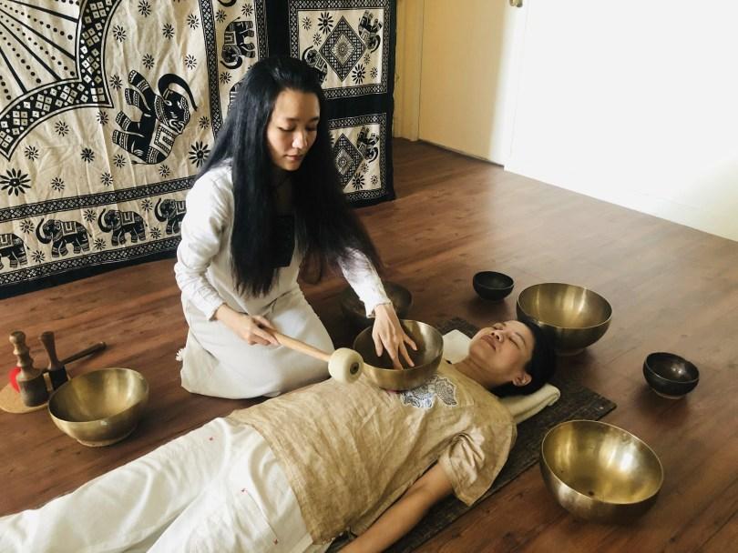 【Healing】所有疗愈都来自你的身体!颂钵音疗师 Ashley:“相信内在力量,答案往往就在我们心里。” 内容图3 女神网-大潮社TV实时追踪属于女人新资讯的综合网站! 【Healing】所有疗愈都来自你的身体!颂钵音疗师 Ashley:“相信内在力量,答案往往就在我们心里。” 愈心灵 图3张