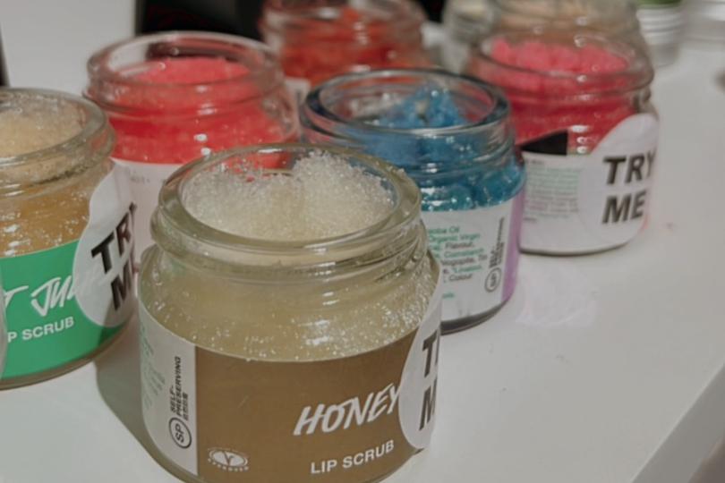 从头到脚的“去角质”计划:沁凉酷夏水女孩到来,向老废角质说掰掰 内容图3 女神网-大潮社TV实时追踪属于女人新资讯的综合网站! 从头到脚的“去角质”计划:沁凉酷夏水女孩到来,向老废角质说掰掰 乐生活 图3张