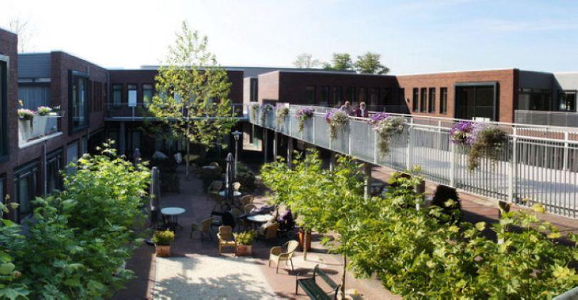 荷兰首创楚门版“失智村”,在搭建出的世界塑造失智症患者的乌托邦 | 女神网 内容图1 女神网-大潮社TV实时追踪属于女人新资讯的综合网站! 荷兰首创楚门版“失智村”,在搭建出的世界塑造失智症患者的乌托邦 | 女神网 乐生活 图1张