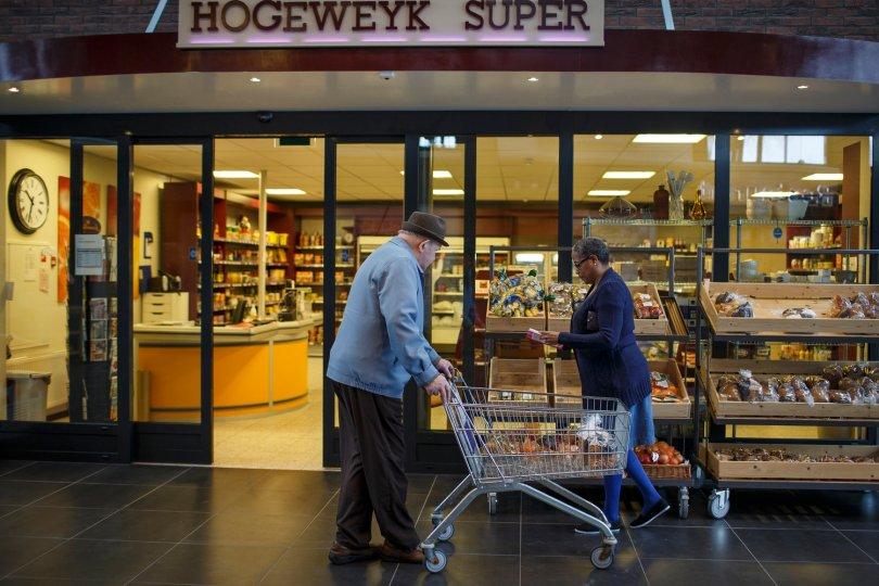 荷兰首创楚门版“失智村”,在搭建出的世界塑造失智症患者的乌托邦 | 女神网 内容图2 女神网-大潮社TV实时追踪属于女人新资讯的综合网站! 荷兰首创楚门版“失智村”,在搭建出的世界塑造失智症患者的乌托邦 | 女神网 乐生活 图2张