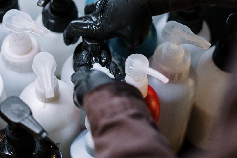 洗发精“6 大挑选重点”:无硅灵才是好吗?肤质不同怎么挑? | 女神网 内容图2 女神网-大潮社TV实时追踪属于女人新资讯的综合网站! 洗发精“6 大挑选重点”:无硅灵才是好吗?肤质不同怎么挑? | 女神网 乐生活 图2张