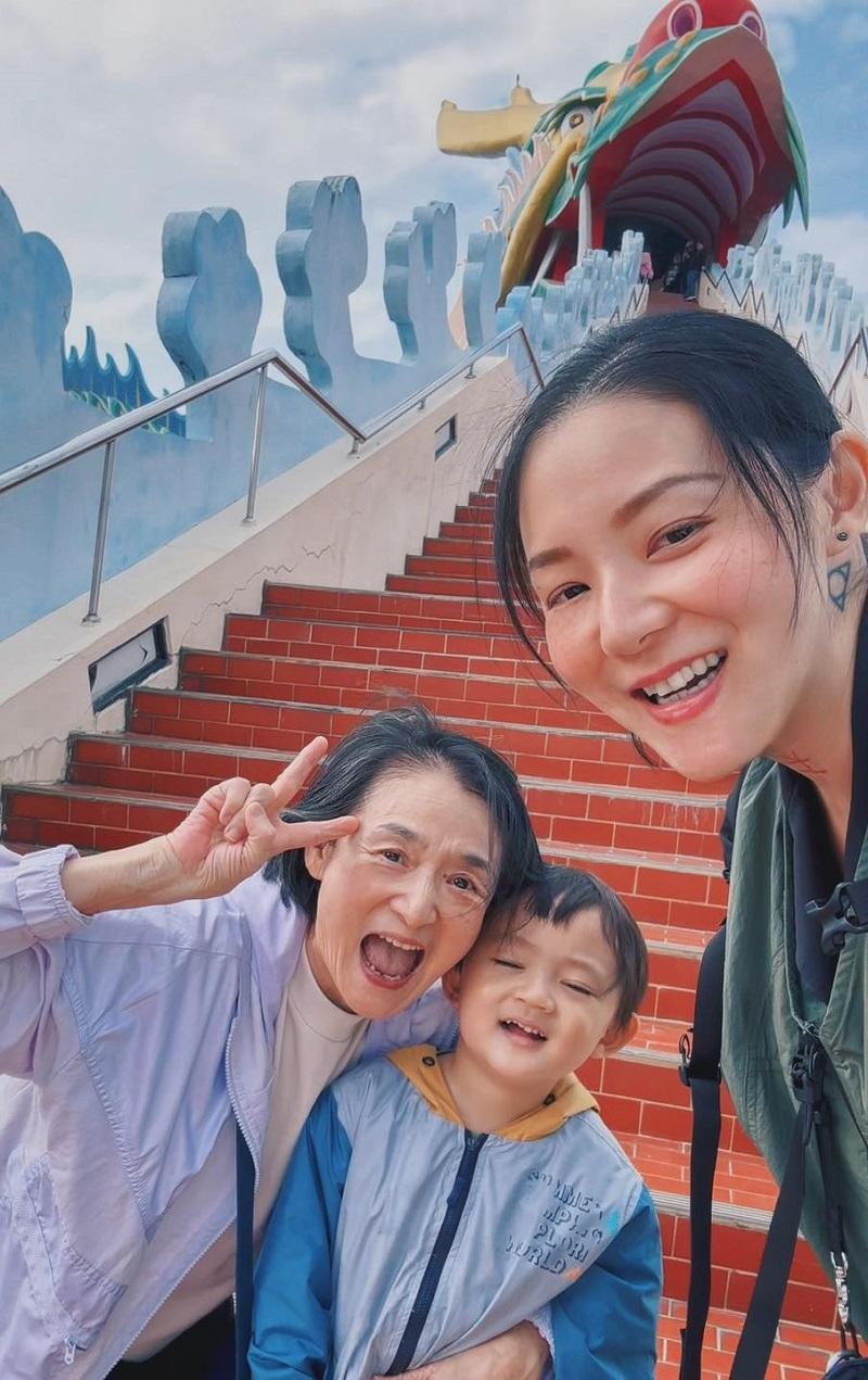 补满“快乐存折”!欧阳靖:“让孩子在阴天也能维持幸福的笑容。” 内容图1 女神网-大潮社TV实时追踪属于女人新资讯的综合网站! 补满“快乐存折”!欧阳靖:“让孩子在阴天也能维持幸福的笑容。” 品观点 图1张