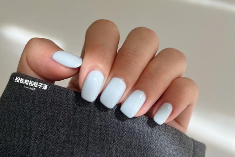 2024 春夏首选美甲色“宝宝蓝”:注入青春活力的软萌色调 内容图1 女神网-大潮社TV实时追踪属于女人新资讯的综合网站! 2024 春夏首选美甲色“宝宝蓝”:注入青春活力的软萌色调 乐生活 图1张