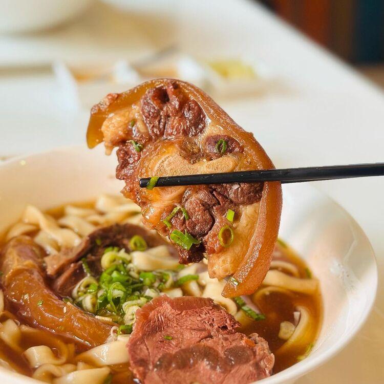 2024 牛肉面大赏!精选台北 7 家必吃:部落客最爱、米其林必比登认证 内容图1 女神网-大潮社TV实时追踪属于女人新资讯的综合网站! 2024 牛肉面大赏!精选台北 7 家必吃:部落客最爱、米其林必比登认证 乐生活 图1张