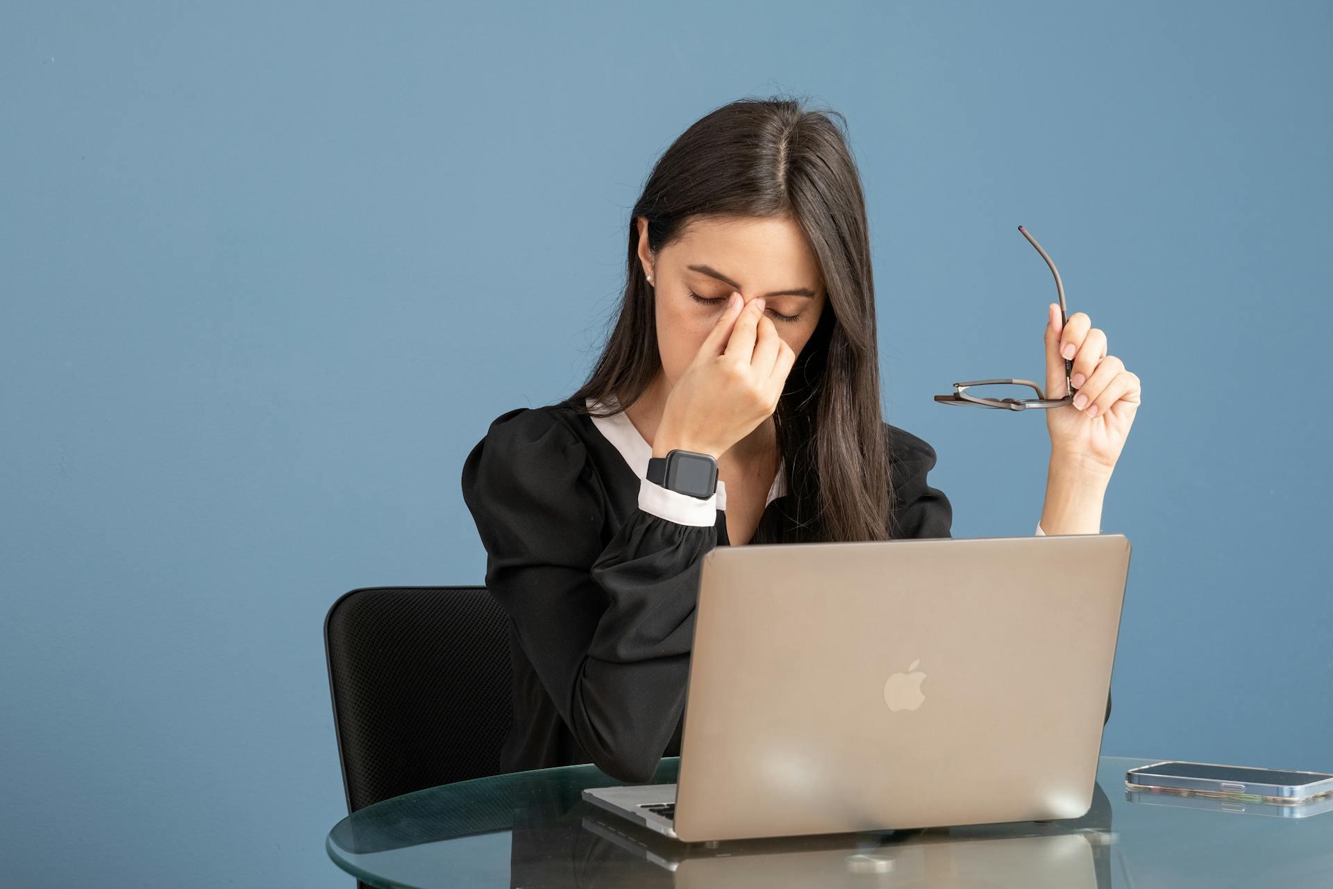 眼科医师分享 3 个蓝光迷思:生活离不开 3C,抗蓝光眼镜真的能保护眼睛吗? 内容图2 女神网-大潮社TV实时追踪属于女人新资讯的综合网站! 眼科医师分享 3 个蓝光迷思:生活离不开 3C,抗蓝光眼镜真的能保护眼睛吗? 乐生活 图2张