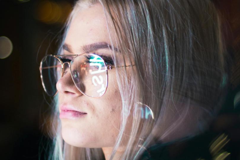 眼科医师分享 3 个蓝光迷思:生活离不开 3C,抗蓝光眼镜真的能保护眼睛吗? 内容图1 女神网-大潮社TV实时追踪属于女人新资讯的综合网站! 眼科医师分享 3 个蓝光迷思:生活离不开 3C,抗蓝光眼镜真的能保护眼睛吗? 乐生活 图1张