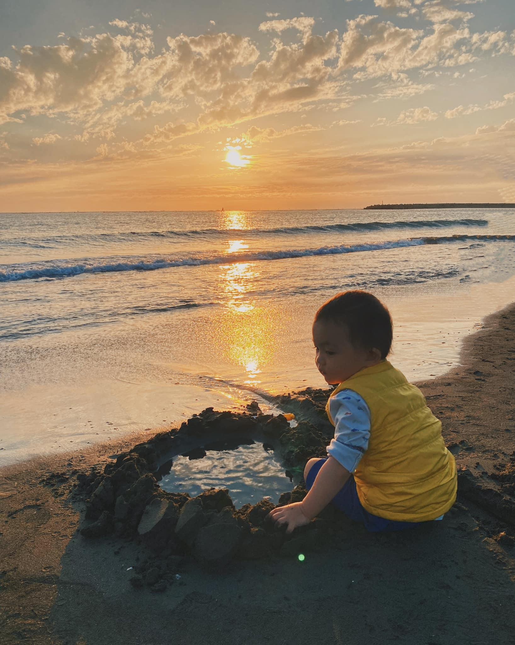 补满“快乐存折”!欧阳靖:“让孩子在阴天也能维持幸福的笑容。” 内容图2 女神网-大潮社TV实时追踪属于女人新资讯的综合网站! 补满“快乐存折”!欧阳靖:“让孩子在阴天也能维持幸福的笑容。” 品观点 图2张