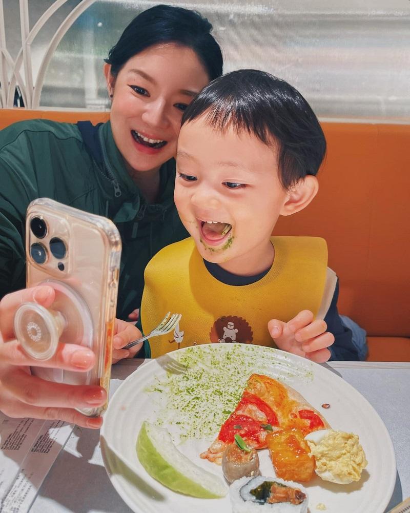 补满“快乐存折”!欧阳靖:“让孩子在阴天也能维持幸福的笑容。” 内容图4 女神网-大潮社TV实时追踪属于女人新资讯的综合网站! 补满“快乐存折”!欧阳靖:“让孩子在阴天也能维持幸福的笑容。” 品观点 图4张