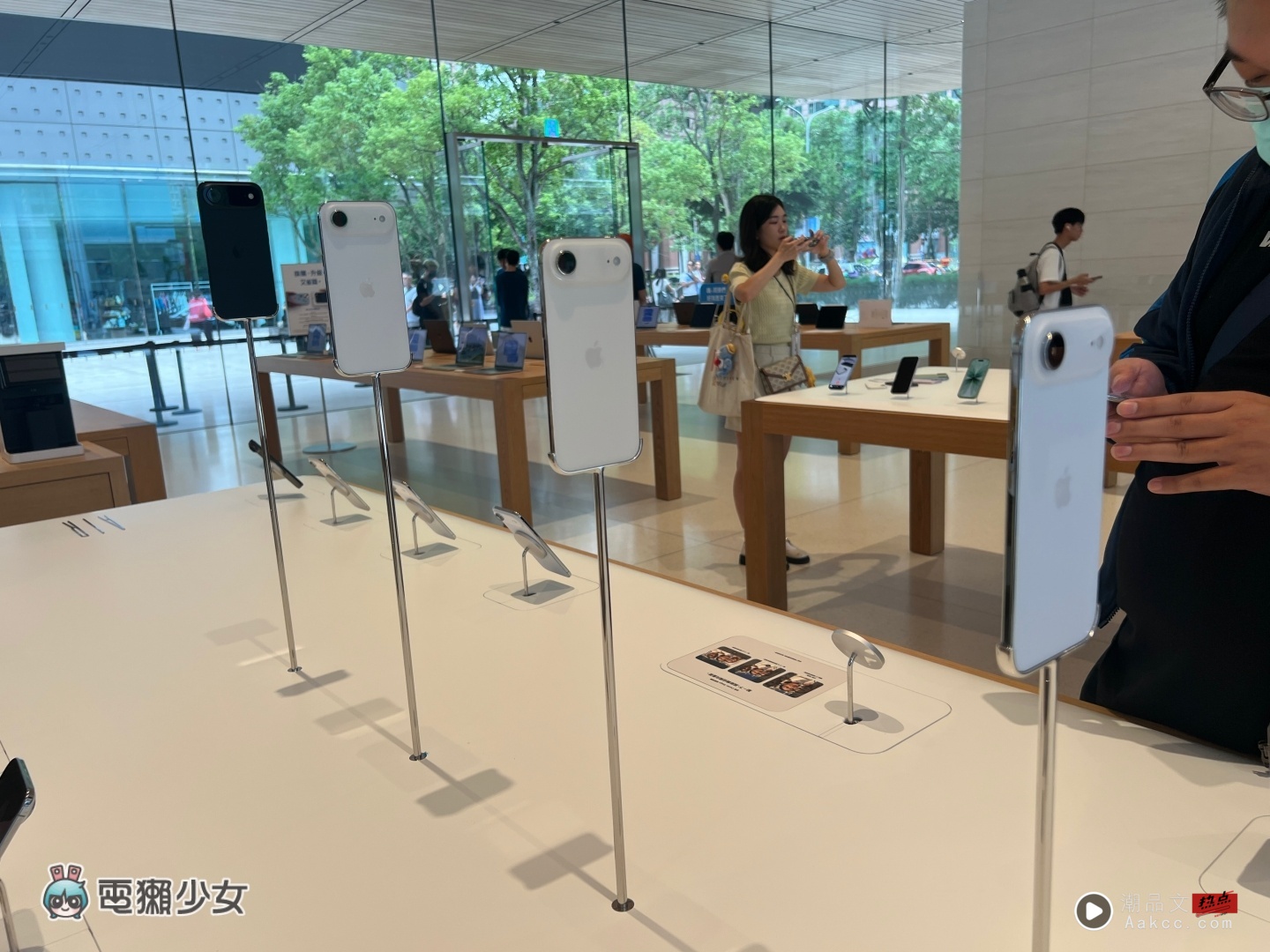 iPhone 17 开卖!实机抢先看 藏蓝色成果粉最爱 系列活动超精彩 iPhone 17 开卖!实机抢先看 藏蓝色成果粉最爱 系列活动超精彩