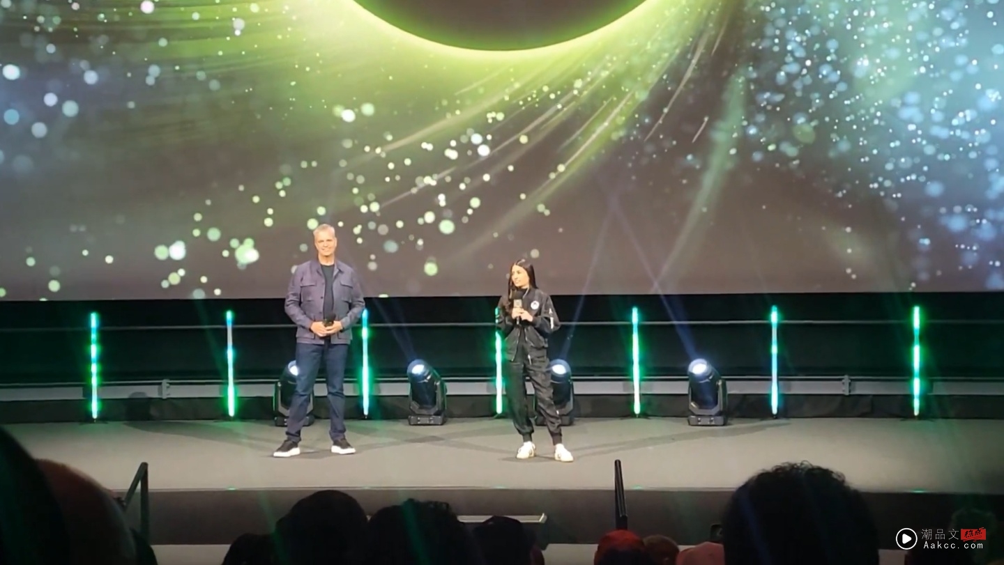 Xbox 新任执行长在 FanFest 上送限量主机 现场粉丝嗨翻 Xbox 新任执行长在 FanFest 上送限量主机 现场粉丝嗨翻