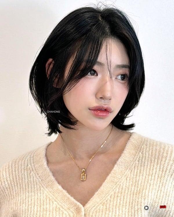 2025中年妇女短发造型指南:15款修饰脸型、好整理短发+减龄遮白发发色推荐 内容图15 新潮社-实时最新热点娱乐时尚美妆等新闻资讯网站! 2025中年妇女短发造型指南:15款修饰脸型、好整理短发+减龄遮白发发色推荐