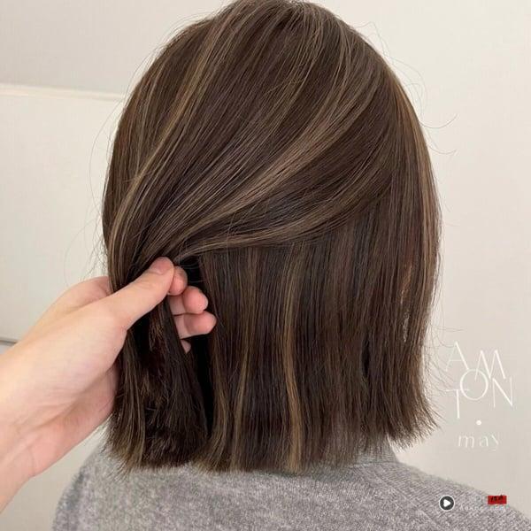 2025中年妇女短发造型指南:15款修饰脸型、好整理短发+减龄遮白发发色推荐 内容图20 新潮社-实时最新热点娱乐时尚美妆等新闻资讯网站! 2025中年妇女短发造型指南:15款修饰脸型、好整理短发+减龄遮白发发色推荐