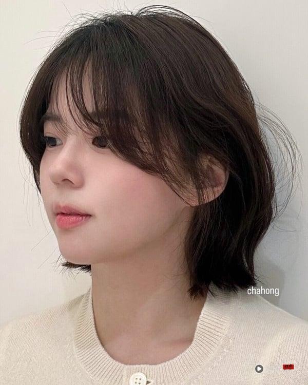 2025中年妇女短发造型指南:15款修饰脸型、好整理短发+减龄遮白发发色推荐 内容图16 新潮社-实时最新热点娱乐时尚美妆等新闻资讯网站! 2025中年妇女短发造型指南:15款修饰脸型、好整理短发+减龄遮白发发色推荐