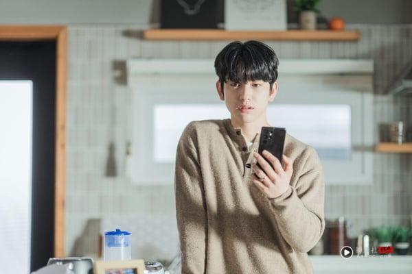 TikTok 爆红“Flip Phone Summer”是什么?复古翻盖手机掀慢生活风潮,连韩韶禧都沦陷 内容图1 新潮社-实时最新热点娱乐时尚美妆等新闻资讯网站! TikTok爆红的“Flip Phone Summer”是什么?远离网络、让生活变慢,连韩韶禧都沦陷!