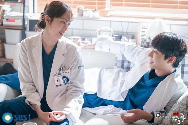 网评“人生不可错过”神剧韩剧TO6!《浪漫医师金师傅》第6,打败9.7分神剧的冠军是它 内容图3 新潮社-实时最新热点娱乐时尚美妆等新闻资讯网站! 网评“人生不可错过”神剧韩剧TO6!《浪漫医师金师傅》第6,打败9.7分神剧的冠军是它