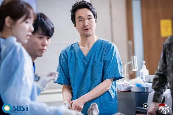 网评“人生不可错过”神剧韩剧TO6!《浪漫医师金师傅》第6,打败9.7分神剧的冠军是它 内容图2 新潮社-实时最新热点娱乐时尚美妆等新闻资讯网站! 网评“人生不可错过”神剧韩剧TO6!《浪漫医师金师傅》第6,打败9.7分神剧的冠军是它