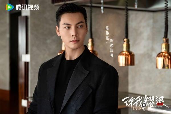2025下半年最期待电视剧TOP10!杨洋《凡人修仙传》第8,《子夜归》第3,冠军真有爆款相 内容图5 新潮社-实时最新热点娱乐时尚美妆等新闻资讯网站! 赵露思近年推出的《珠帘玉幕》、《星汉灿烂》、《偷偷藏不住》每部都冲出了高收视,也让她的待播剧期待度很高。赵露思这次的《许我耀眼》很有看点,不是《偷偷藏不住》那种青春高糖风格,而是熟男熟女的爱情搏弈!女主带着心机和男主结婚,后面还有追妻火葬场。