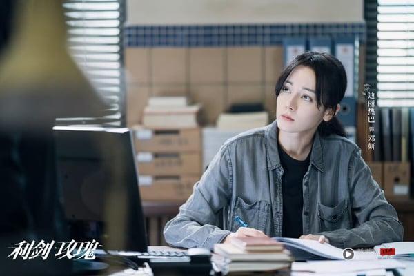 4部迪丽热巴待播新剧推荐!《利剑玫瑰》化身霸气女警定档7月、这部妆造美过AI震撼网友 内容图3 新潮社-实时最新热点娱乐时尚美妆等新闻资讯网站! 迪丽热巴待播作品盘点!!