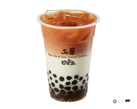 2025 50岚菜单推荐!网评必喝Top10、最新菜单&价格一次看 内容图10 新潮社-实时最新热点娱乐时尚美妆等新闻资讯网站! 50岚推荐必喝Top 2:波霸红茶拿铁,红茶与鲜乳呈现完美渐层,杯底有满满的Q弹大颗波霸