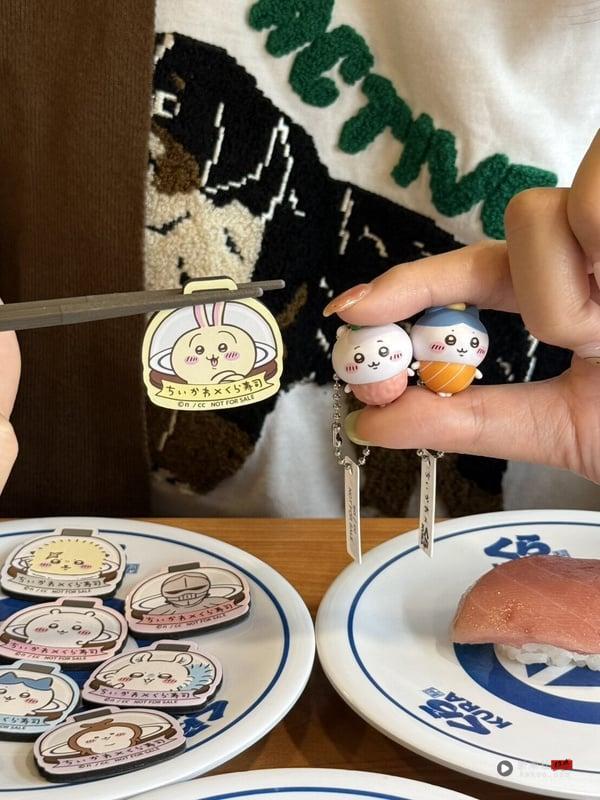 轮到中国台湾了!藏寿司“吉伊卡哇扭蛋”第二弹9/12登场,全18款日本原创扭蛋必收 内容图1 新潮社-实时最新热点娱乐时尚美妆等新闻资讯网站! 轮到中国台湾了!藏寿司“吉伊卡哇扭蛋”第二弹9/12登场,全18款日本原创扭蛋必收