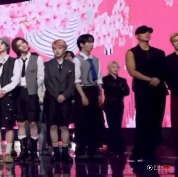 Kpop韩团成员“身高差”太萌!5组反差感爆棚成员组合:SEVENTEEN 他们竟相差21公分! 内容图2 新潮社-实时最新热点娱乐时尚美妆等新闻资讯网站! 盘点5组韩团身高差大到超明显!成员站一起可爱反差超吸睛