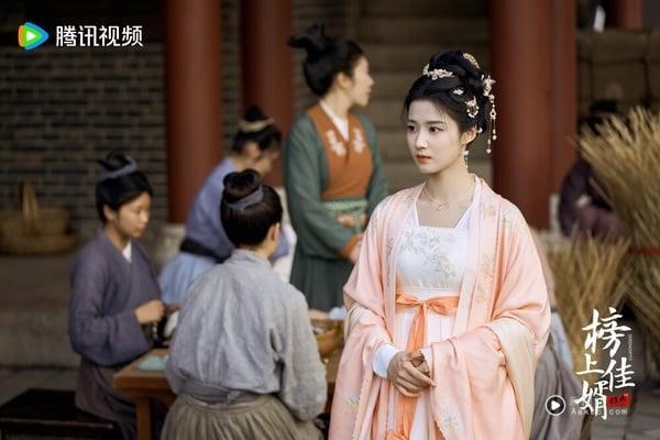 2025电视剧7位“超低存在感”女主!《凡人修仙传》金晨热度低,第3位挨酸“顶级资源咖” 内容图12 新潮社-实时最新热点娱乐时尚美妆等新闻资讯网站! 而《榜上佳婿》则是档期刚好撞上《折腰》及《淮水竹亭》,这两部的演员阵容都相当华丽,因此热度上也是直接碾压《榜上佳婿》,再加上《榜上佳婿》虽然前期剧情不错,但到后期却是虎头蛇尾,所以也是越播越默默。
