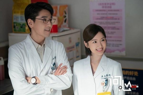 没《凡人修仙传》火但好看!错过可惜9部Netflix“隐藏版”好评电视剧!这部一面倒零负评 内容图7 新潮社-实时最新热点娱乐时尚美妆等新闻资讯网站! 《问心》在豆瓣冲出8.6的高分,是近几年极少数评分超过八分的医疗剧。被一致力荐!很多医疗剧悬浮又不真实,包着医疗剧的外壳谈恋爱,但《问心》不会。《问心》采单元剧的形式,每个小故事都非常好看,剧情温暖,又呈现了医患、医生间、患者间各自的困境与难处,能看出剧组有用心做过功课。三位主角选角非常好,全员演技在线,值得一追!