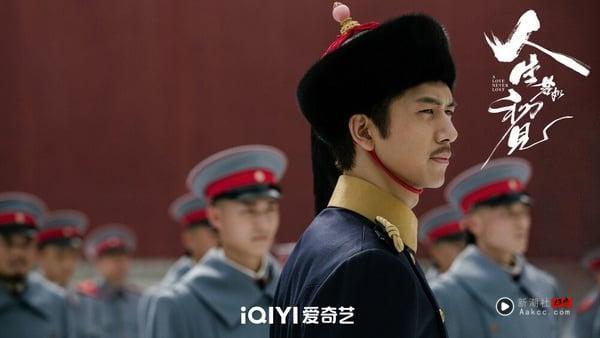 2025电视剧收视毒药男星TOP10!《宴遇永安》李昀锐第7,陈飞宇第5,刘学义第3,冠军是他 内容图2 新潮社-实时最新热点娱乐时尚美妆等新闻资讯网站! 李现在剧中饰演贵族青年“梁乡”,为了更贴近角色还减肥了,并学习日语及清代礼仪,把角色在剧里的心境变化诠释得淋漓尽致,不论是意气风发的留学生,或是卷入权力斗争中只能隐忍的模样都表现得很好,被大赞全身都是戏!