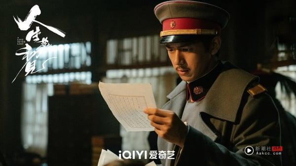 2025电视剧收视毒药男星TOP10!《宴遇永安》李昀锐第7,陈飞宇第5,刘学义第3,冠军是他 内容图1 新潮社-实时最新热点娱乐时尚美妆等新闻资讯网站! 李现主演的民中国台湾电视剧《人生若如初见》积压多年终于播出,其实网上口碑蛮好的,拍摄质感很不错,高度还原了民国年代的服化与场景,主演们的演技也在线,剧情很有余韵,豆瓣开出了7.3的高分!不过因为题材比较冷门敏感的关系,所以关注这部剧的人不算多!