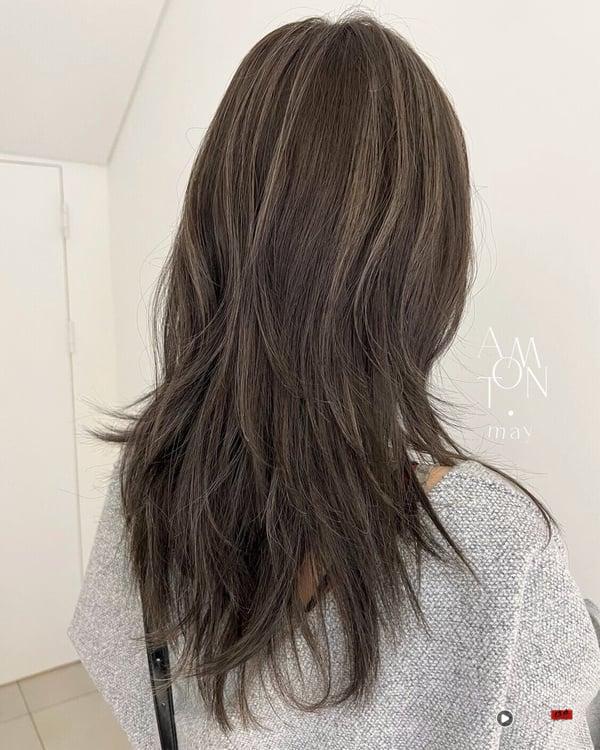 秋冬最火“奶茶灰”发色回归!奶茶棕x雾灰调15款染发范本,不漂褪色也好看 内容图8 新潮社-实时最新热点娱乐时尚美妆等新闻资讯网站! “奶茶灰”发色范本3:奶茶灰亚麻挑染