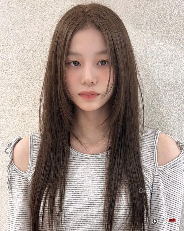 秋冬最火“奶茶灰”发色回归!奶茶棕x雾灰调15款染发范本,不漂褪色也好看 内容图6 新潮社-实时最新热点娱乐时尚美妆等新闻资讯网站! “奶茶灰”发色范本1:奶茶灰棕