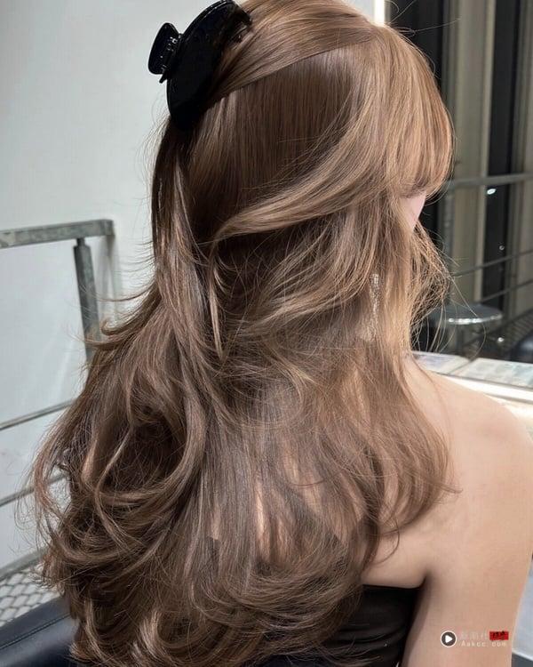 秋冬最火“奶茶灰”发色回归!奶茶棕x雾灰调15款染发范本,不漂褪色也好看 内容图2 新潮社-实时最新热点娱乐时尚美妆等新闻资讯网站! 秋冬最火“奶茶灰”发色回归!奶茶棕x雾灰调15款染发范本,不漂褪色也好看