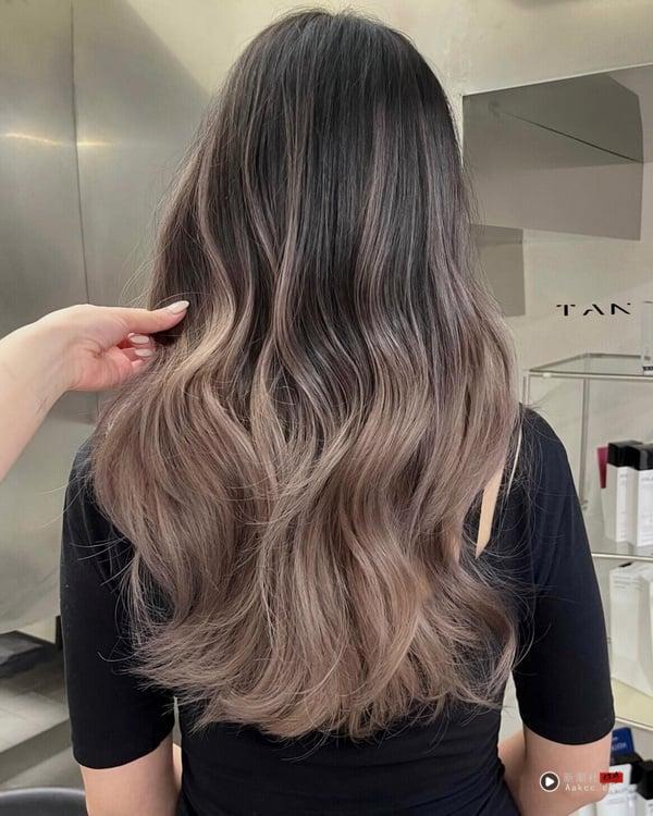 秋冬最火“奶茶灰”发色回归!奶茶棕x雾灰调15款染发范本,不漂褪色也好看 内容图10 新潮社-实时最新热点娱乐时尚美妆等新闻资讯网站! “奶茶灰”发色范本5:奶茶灰渐层染