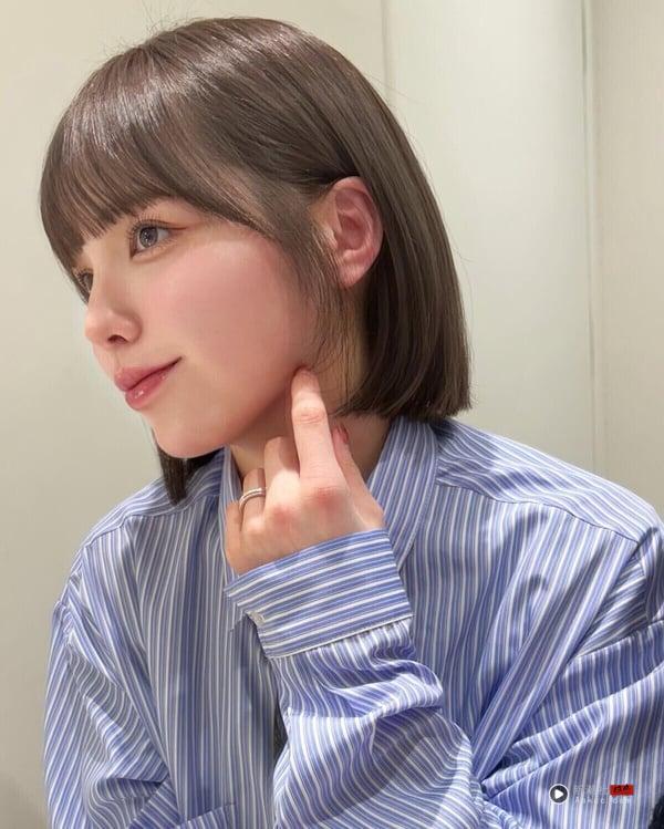 秋冬最火“奶茶灰”发色回归!奶茶棕x雾灰调15款染发范本,不漂褪色也好看 内容图19 新潮社-实时最新热点娱乐时尚美妆等新闻资讯网站! “奶茶灰”发色范本14:流光奶灰