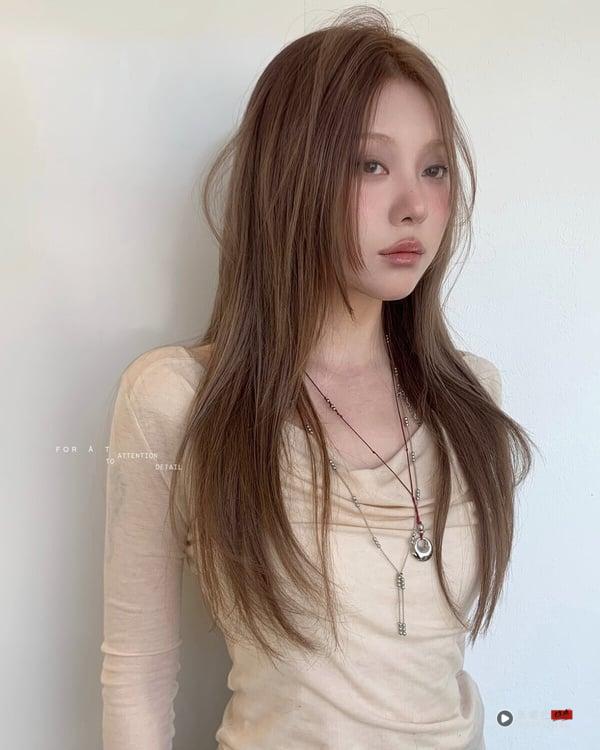 秋冬最火“奶茶灰”发色回归!奶茶棕x雾灰调15款染发范本,不漂褪色也好看 内容图16 新潮社-实时最新热点娱乐时尚美妆等新闻资讯网站! “奶茶灰”发色范本11:焦糖奶灰