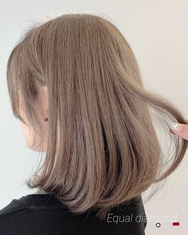 秋冬最火“奶茶灰”发色回归!奶茶棕x雾灰调15款染发范本,不漂褪色也好看 内容图17 新潮社-实时最新热点娱乐时尚美妆等新闻资讯网站! “奶茶灰”发色范本12:杏仁奶茶灰