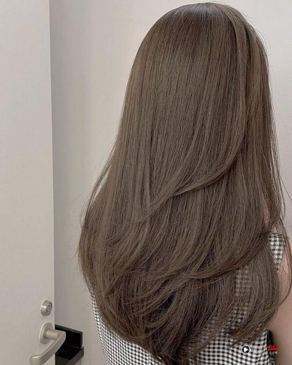 秋冬最火“奶茶灰”发色回归!奶茶棕x雾灰调15款染发范本,不漂褪色也好看 内容图11 新潮社-实时最新热点娱乐时尚美妆等新闻资讯网站! “奶茶灰”发色范本6:烟熏奶茶灰
