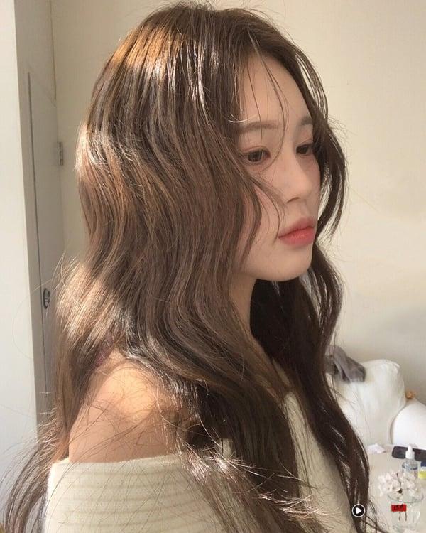 秋冬最火“奶茶灰”发色回归!奶茶棕x雾灰调15款染发范本,不漂褪色也好看 内容图13 新潮社-实时最新热点娱乐时尚美妆等新闻资讯网站! “奶茶灰”发色范本8:摩卡奶灰
