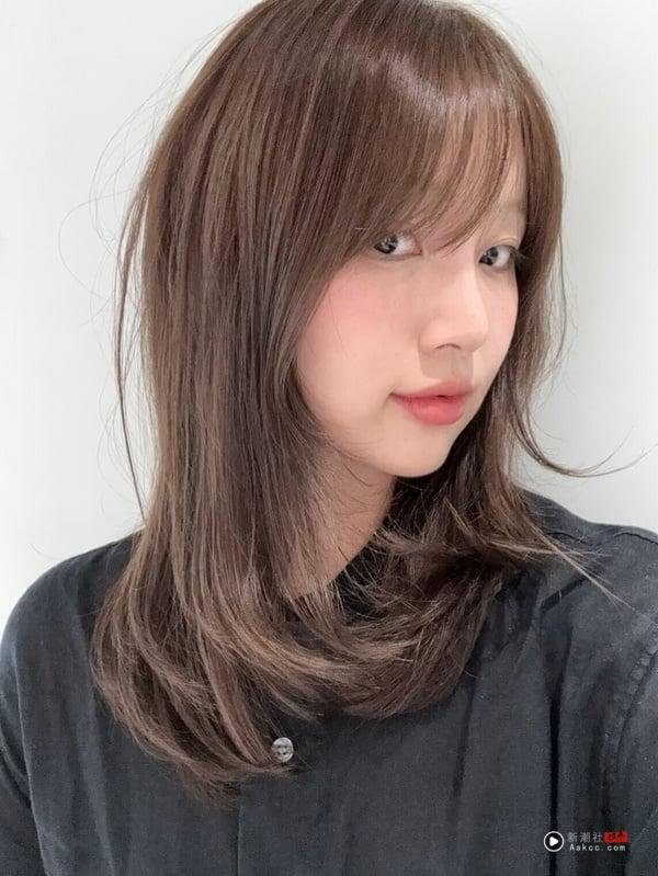 秋冬最火“奶茶灰”发色回归!奶茶棕x雾灰调15款染发范本,不漂褪色也好看 内容图14 新潮社-实时最新热点娱乐时尚美妆等新闻资讯网站! “奶茶灰”发色范本9:蜂蜜奶茶灰