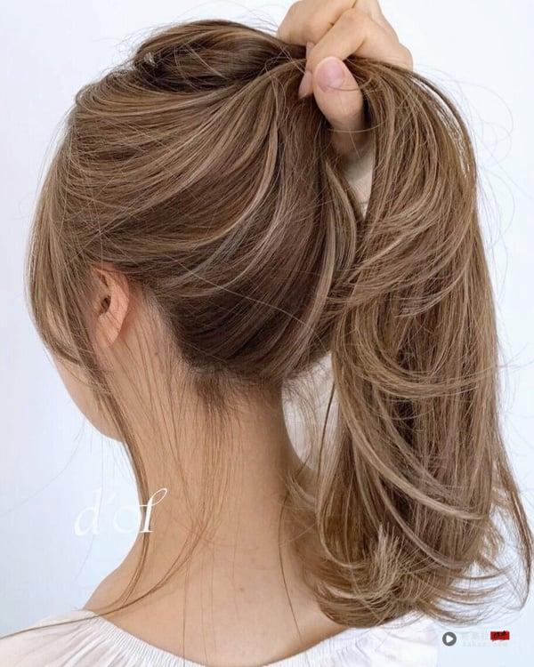 秋冬最火“奶茶灰”发色回归!奶茶棕x雾灰调15款染发范本,不漂褪色也好看 内容图20 新潮社-实时最新热点娱乐时尚美妆等新闻资讯网站! “奶茶灰”发色范本15:云朵奶茶灰