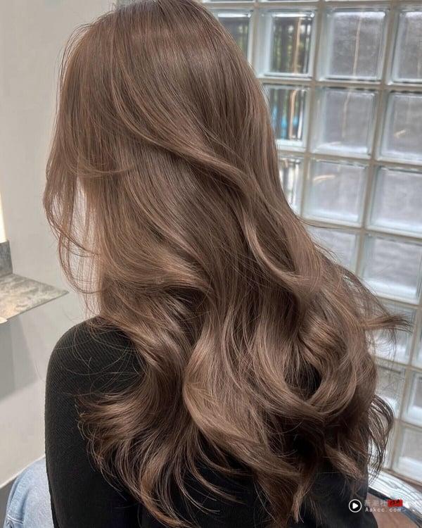 秋冬最火“奶茶灰”发色回归!奶茶棕x雾灰调15款染发范本,不漂褪色也好看 内容图15 新潮社-实时最新热点娱乐时尚美妆等新闻资讯网站! “奶茶灰”发色范本10:奶雾灰棕