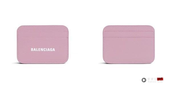 普发一万也能买精品!万元内“精品配件”10 款推荐: LV卡夹、CELINE老花丝巾都能入手 内容图9 新潮社-实时最新热点娱乐时尚美妆等新闻资讯网站! 万元有找精品配件:Balenciaga 卡片夹,NT$8,700