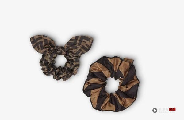 普发一万也能买精品!万元内“精品配件”10 款推荐: LV卡夹、CELINE老花丝巾都能入手 内容图3 新潮社-实时最新热点娱乐时尚美妆等新闻资讯网站! 万元有找精品配件:FENDI 发圈,NT$9,000