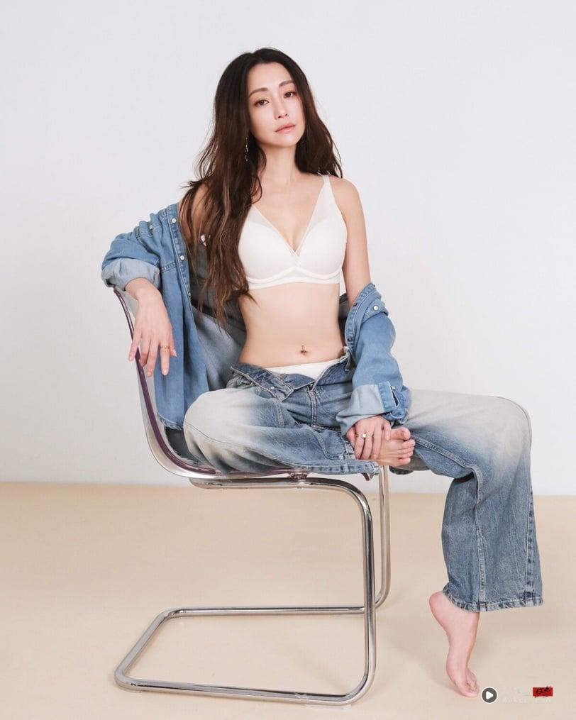 喜欢自己的每一个样子!谢欣颖用一件内衣+丹宁套装,演绎最松弛优雅的日常穿搭灵感 内容图5 新潮社-实时最新热点娱乐时尚美妆等新闻资讯网站! 喜欢自己的每一个样子!谢欣颖用一件内衣+丹宁套装,演绎最松弛优雅的日常穿搭灵感