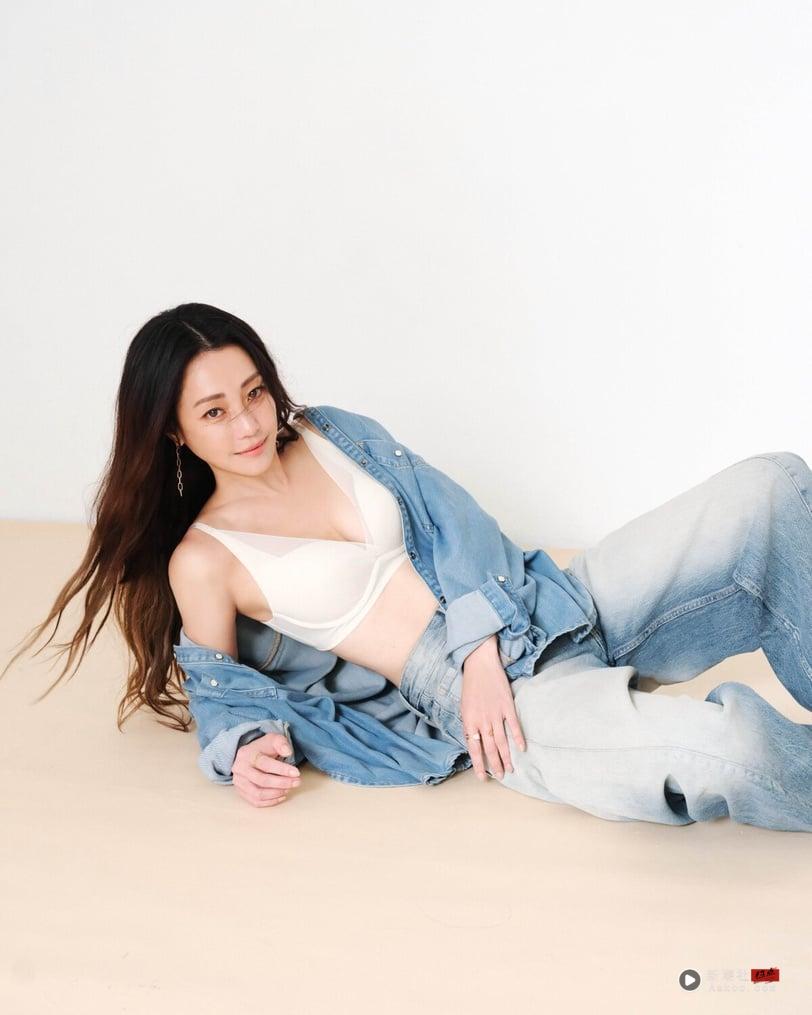 喜欢自己的每一个样子!谢欣颖用一件内衣+丹宁套装,演绎最松弛优雅的日常穿搭灵感 内容图4 新潮社-实时最新热点娱乐时尚美妆等新闻资讯网站! 喜欢自己的每一个样子!谢欣颖用一件内衣+丹宁套装,演绎最松弛优雅的日常穿搭灵感