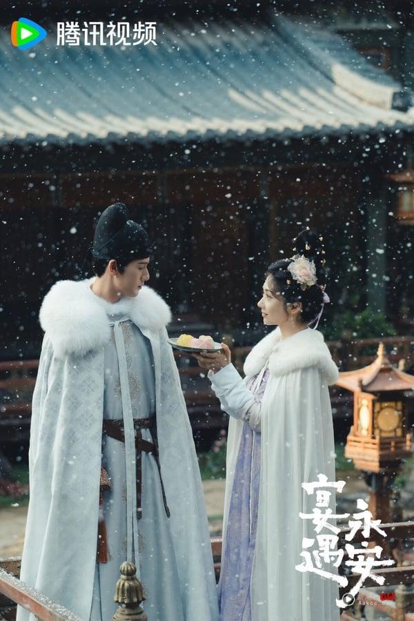 网评2025“好看到值得二刷”电视剧TOP10!《入青云》第5,《临江仙》第3,冠军确实很上瘾 内容图2 新潮社-实时最新热点娱乐时尚美妆等新闻资讯网站! 《宴遇永安》改编自人气小说《长安小饭馆》,剧情结合穿越、美食和甜宠,风格有点类似《卿卿日常》,但编剧功底却差很多。《宴遇永安》原着小说美食是一大亮点,又结合一家人集体穿越的设定,其实挺有趣,但剧版拍得不太吸引人。《宴遇永安》开篇没有太多美食情节,爱情线、家人群像也拍得不太吸睛,失去原着温暖治愈的调性。不过《宴遇永安》风格很轻松,作为下饭剧还是可以一追。